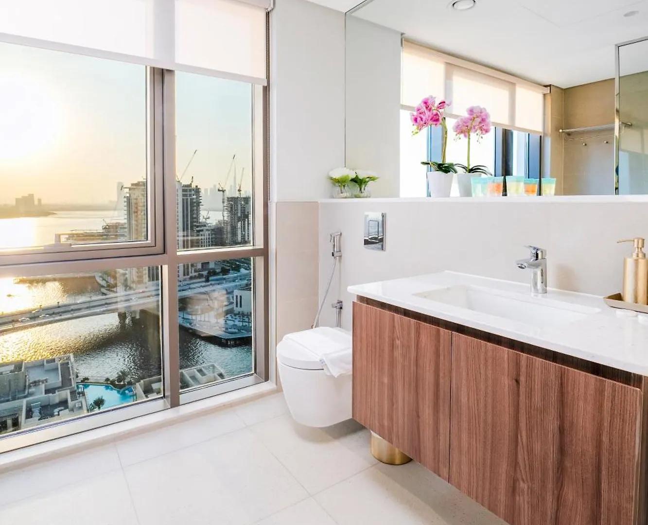 Chic 2 Bedroom In Vida Residences Creek-Beach Access Dubai Apartment